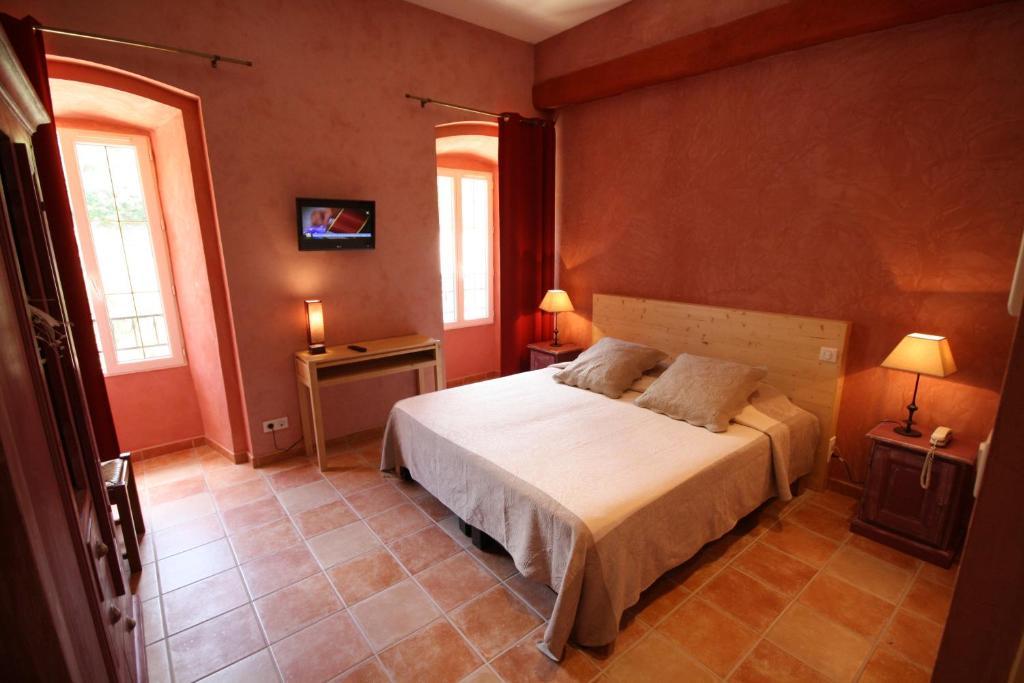 Logis Hotel Restaurant Le Domaine De L'Eau Vive Largentiere Ruang foto